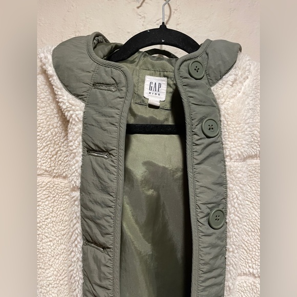 The GAP Kids Cozy Cream and Green Sherpa Jacket Size 12 Medium - Picture 3 of 9